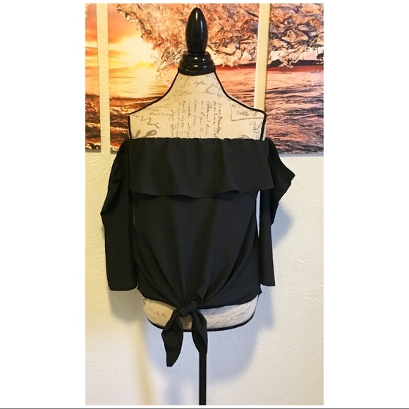 ❌SOLD❌ Black Off Shoulder Blouse - Picture 4 of 4